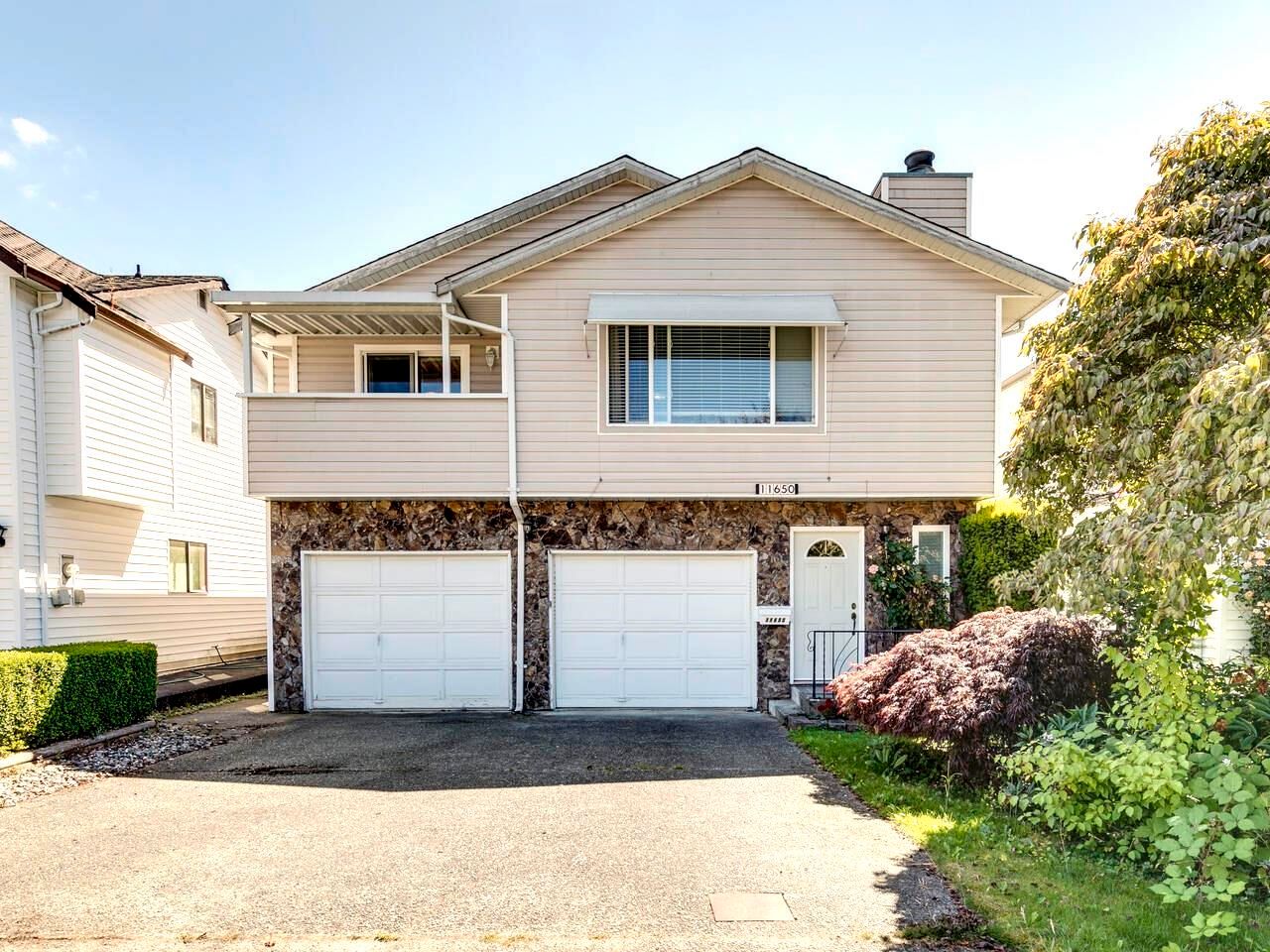 Open House on Sunday, November 6, 2022 11:00AM - 1:00PM
HEADS UP - PRICE CHANGE FORM TO $930,000 HAS BEEN SIGN AND SUBMITTED FOR PROCESSING ON MONDAY!!!  Great home with a great setting and a great South-West Maple Ridge location.  This has to be one of t